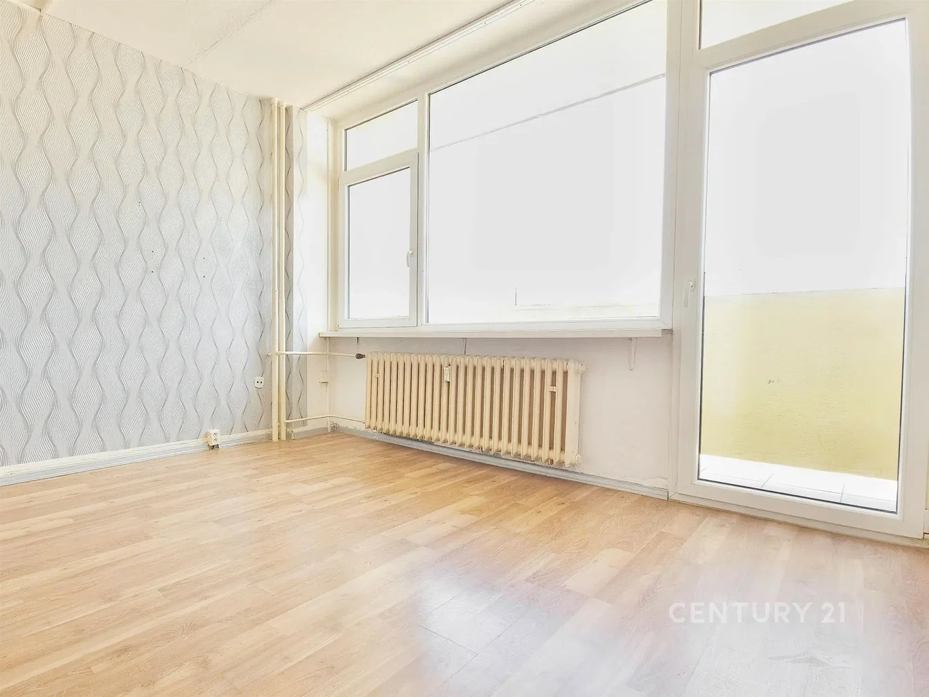 Obývací pokoj; přirozené světlo, dřevěná podlaha, po rekonstrukci