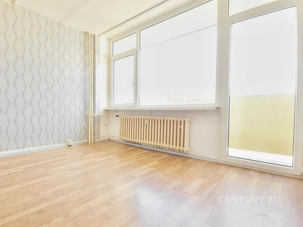 Salon; światło dzienne, podłoga drewniana, wyremontowany