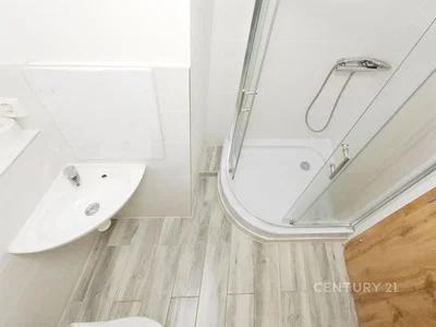 Łazienka; podłoga z płytek, wyremontowany, światło dzienne, styl nowoczesny