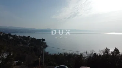 Dům a okolí; výhled