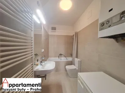 Badezimmer; fliesenboden, renoviert, tageslicht, moderner stil