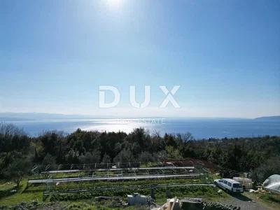 Dům a okolí; výhled