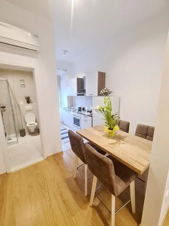 Cuisine; parquet, lumière naturelle, style moderne