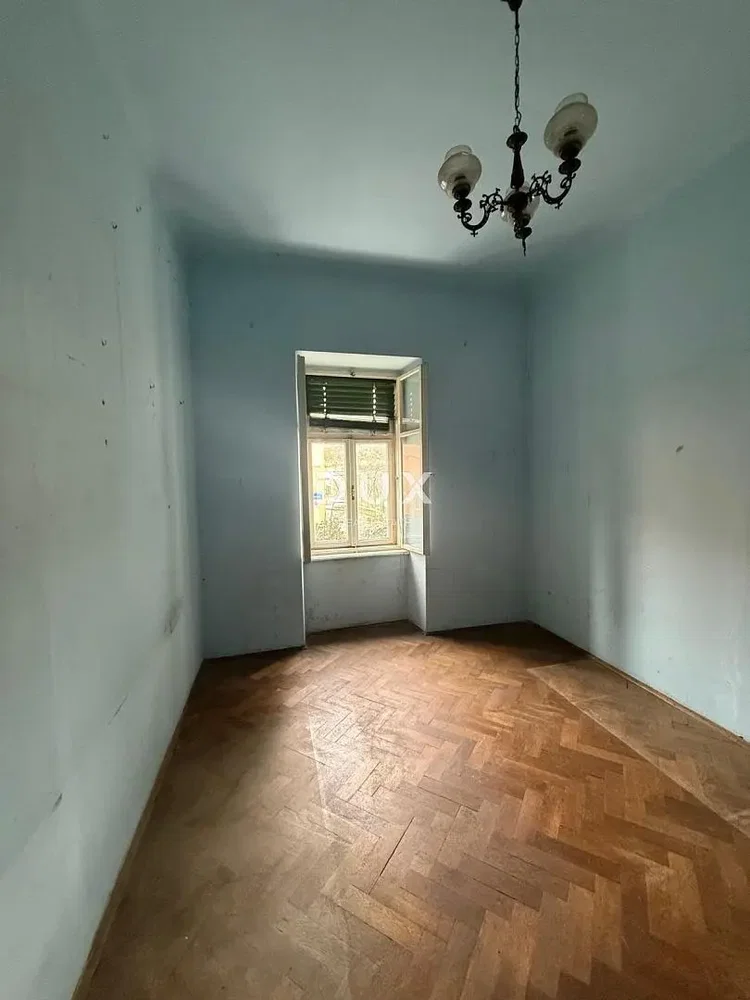 Spavaća soba; drveni pod, prirodno svjetlo, potrebna renovacija