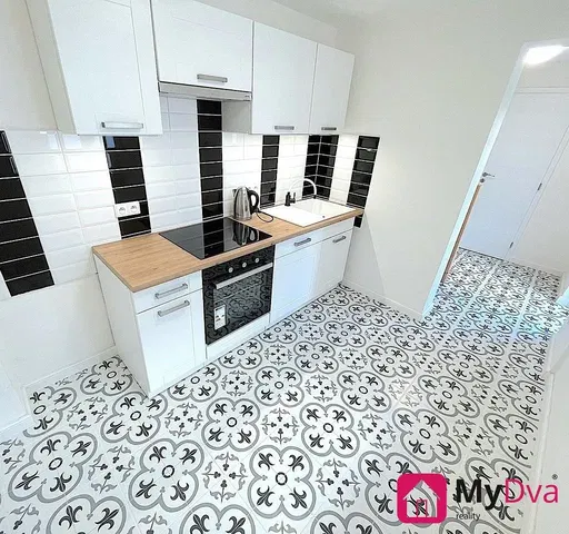 Cuisine; électroménager, carrelage, rénové, lumière naturelle, style moderne