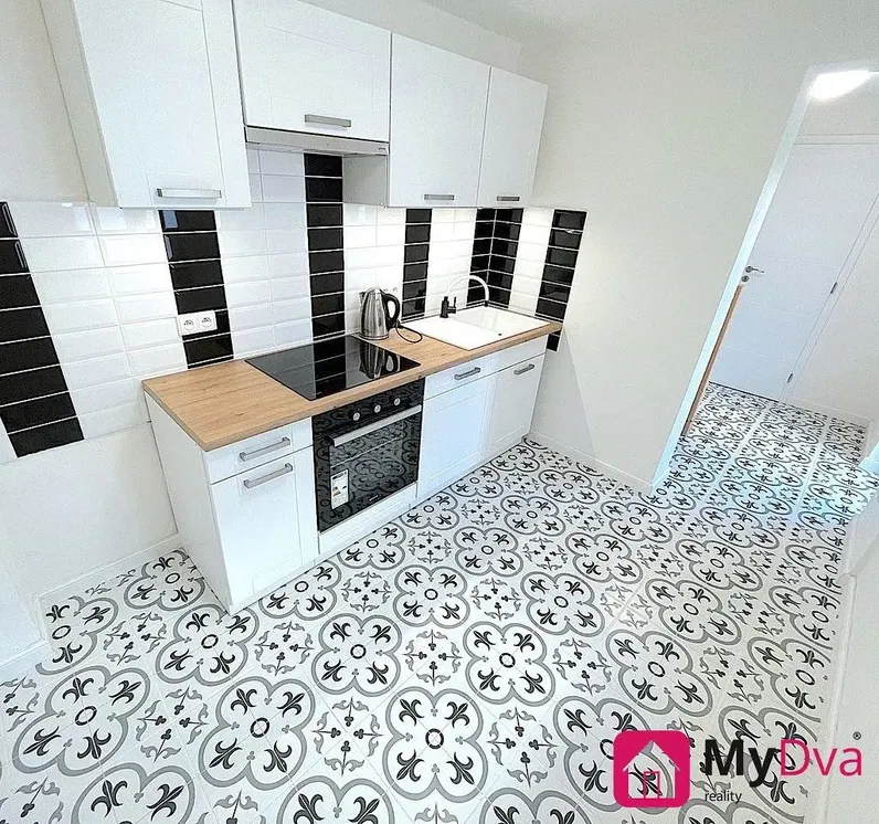 Cuisine; électroménager, carrelage, rénové, lumière naturelle, style moderne