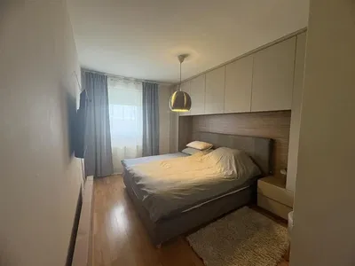 Υπνοδωμάτιο; φυσικό φως, ξύλινο πάτωμα