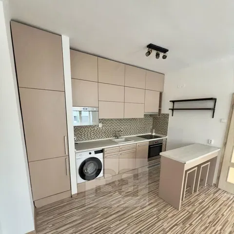 Cuisine; électroménager, rénové, lumière naturelle, style moderne