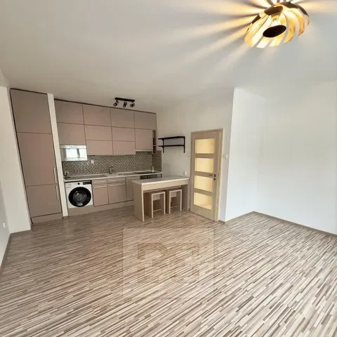 Cuisine; carrelage, lumière naturelle