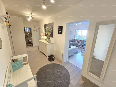 Chambre; style moderne, lumière naturelle, parquet