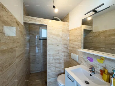 Salle de bain; carrelage, rénové, lumière naturelle, style moderne