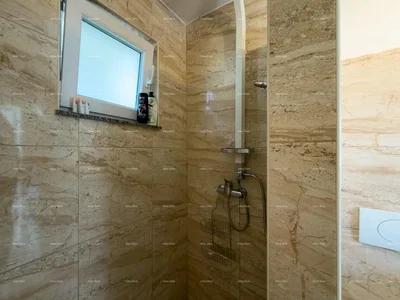 Salle de bain; carrelage, rénové, lumière naturelle, style moderne