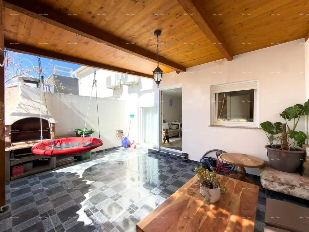 Terrasse; poutres en bois, parquet, lumière naturelle