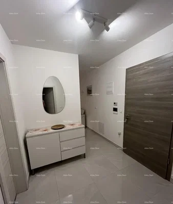 Garderoba; pločice, prirodno svjetlo
