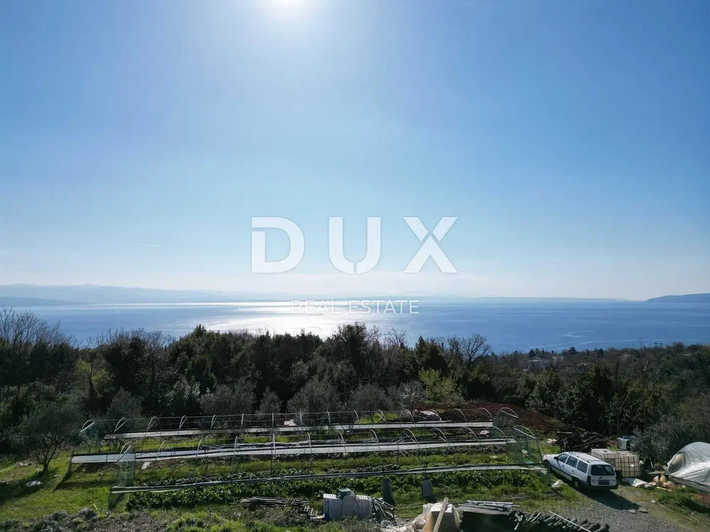 Dům a okolí; výhled