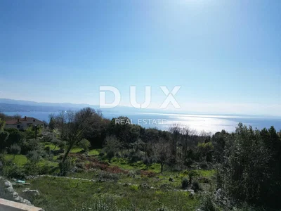 Dům a okolí; výhled