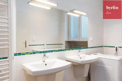 Salle de bain; carrelage, rénové, lumière naturelle