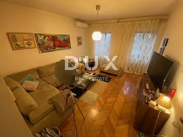 Obývací pokoj; dřevěná podlaha, přirozené světlo, moderní styl