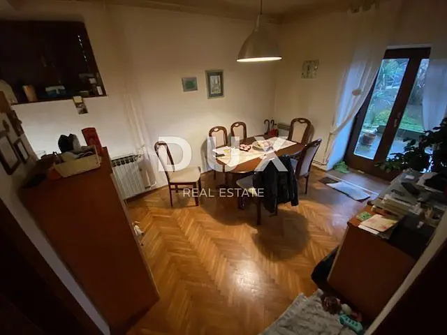 Jídelna; dřevěná podlaha, přirozené světlo