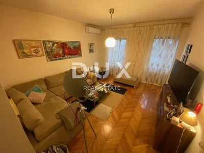 Obývací pokoj; dřevěná podlaha, přirozené světlo