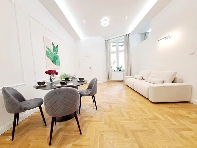 Obývací pokoj; dřevěná podlaha, přirozené světlo, moderní styl