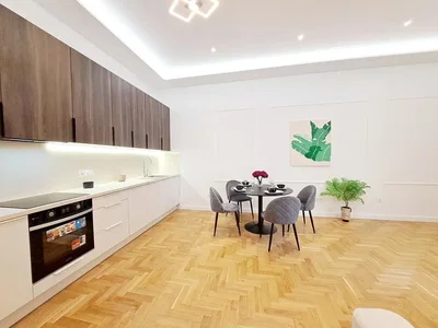 Kuhinja; kuhinjski aparati, drveni pod, prirodno svjetlo, moderni stil