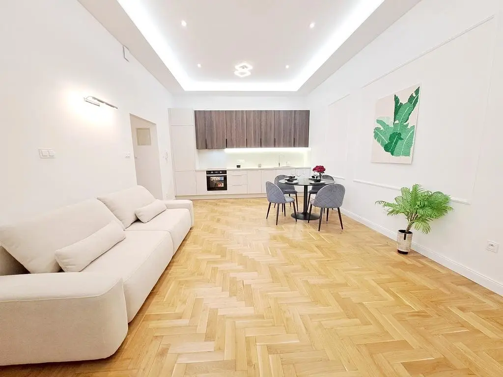 Living room; wood floor, natural light, modern style