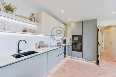 Cuisine; électroménager, parquet, rénové, lumière naturelle, style moderne
