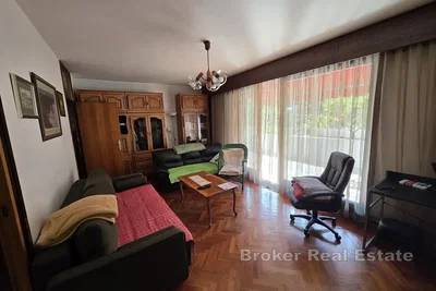 Wohnzimmer; holzboden, tageslicht, moderner stil