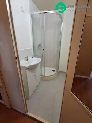 Badezimmer; fliesenboden, tageslicht, renoviert