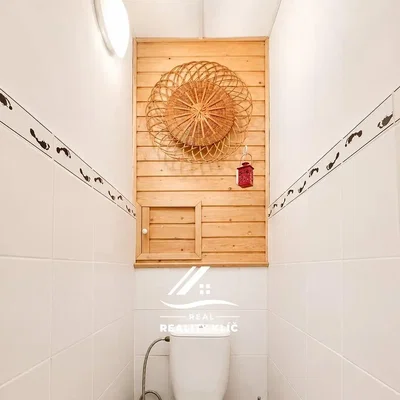 Toalet; pločice, drvene grede