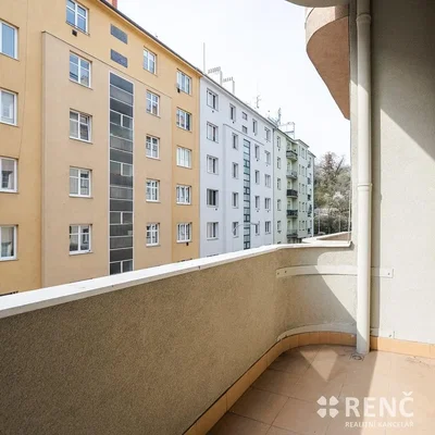 Balkon; podłoga z płytek, widok
