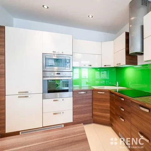 Keuken; keukenapparatuur, houten vloer, gerenoveerd, natuurlijk licht
