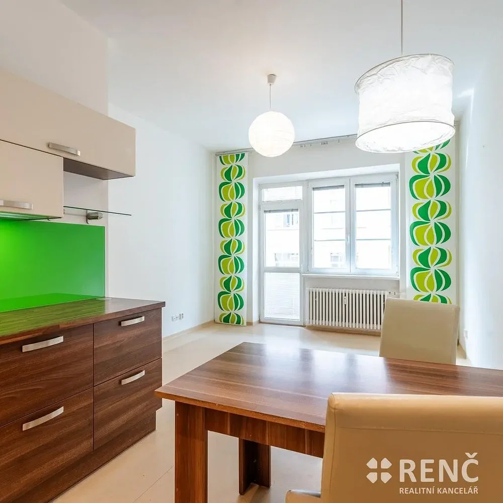 Keuken; keukenapparatuur, natuurlijk licht, gerenoveerd