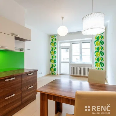 Keuken; keukenapparatuur, natuurlijk licht, gerenoveerd