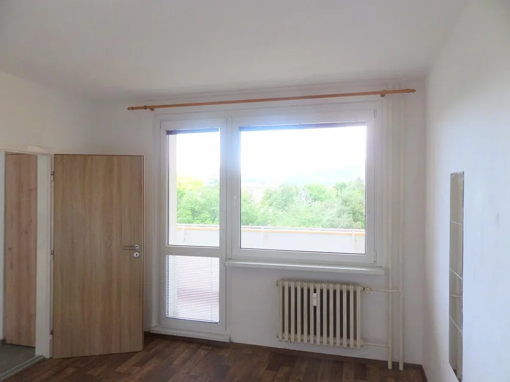 Camera da letto; pavimento in legno, luce naturale, vista