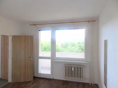 Camera da letto; pavimento in legno, luce naturale, vista