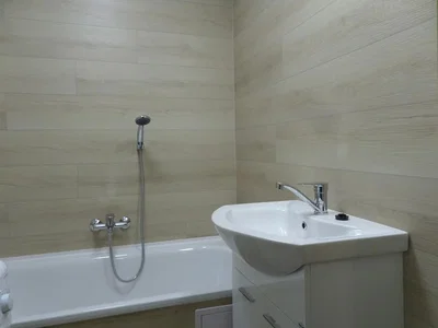 Bagno; pavimento in piastrelle, ristrutturato