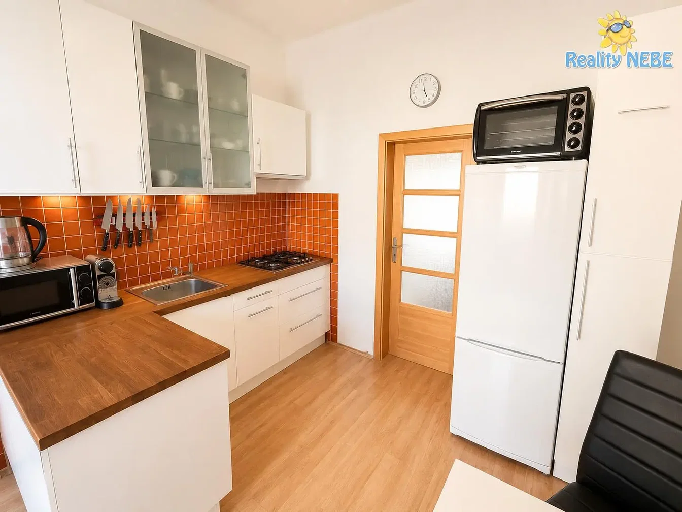 Cucina; elettrodomestici, pavimento in legno, ristrutturato, luce naturale