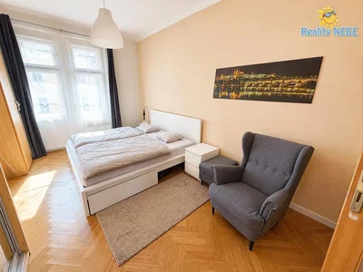 Camera da letto; pavimento in legno, luce naturale, stile moderno
