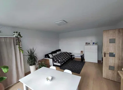 Schlafzimmer; holzboden, tageslicht, moderner stil