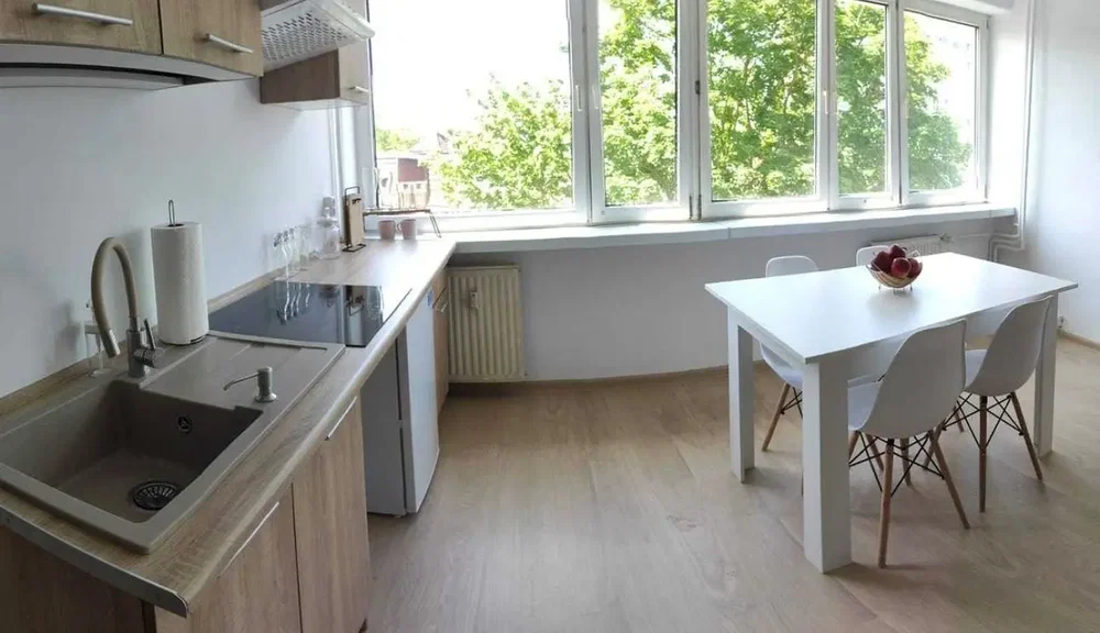 Küche; blick, tageslicht, holzboden, renoviert