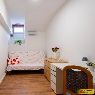 Schlafzimmer; holzboden, tageslicht, moderner stil