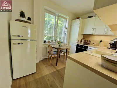 Kuhinja; kuhinjski aparati, lesena tla, naravna svetloba