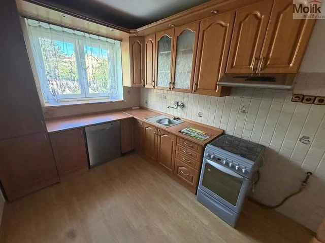 Cocina; electrodomésticos, luz natural, suelo de baldosas