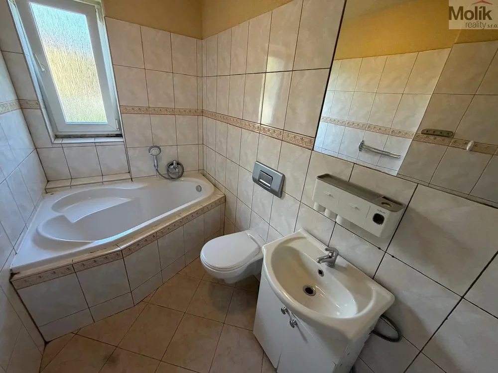 Kupaonica; pločice, potrebna renovacija