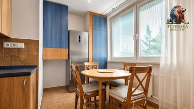 Keuken; keukenapparatuur, natuurlijk licht, tegelvloer