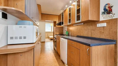 Keuken; keukenapparatuur, tegelvloer
