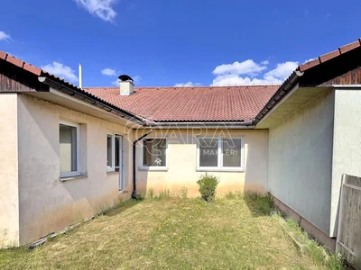 Hiša in okolica