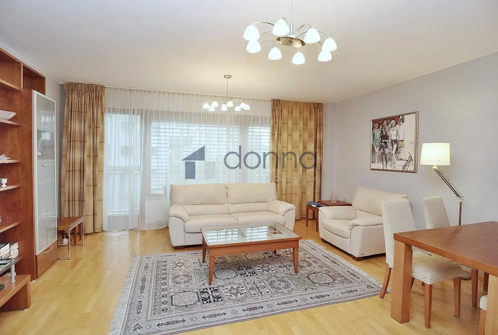 Wohnzimmer; holzboden, tageslicht, moderner stil